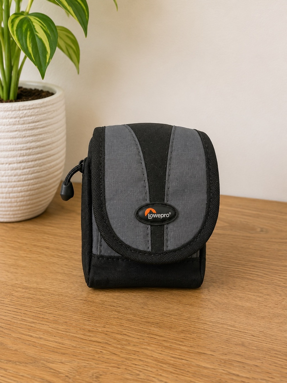Lowepro Digital Gray Camera Case w/ Strap Padded Compact Travel Pouch NWT Hiking